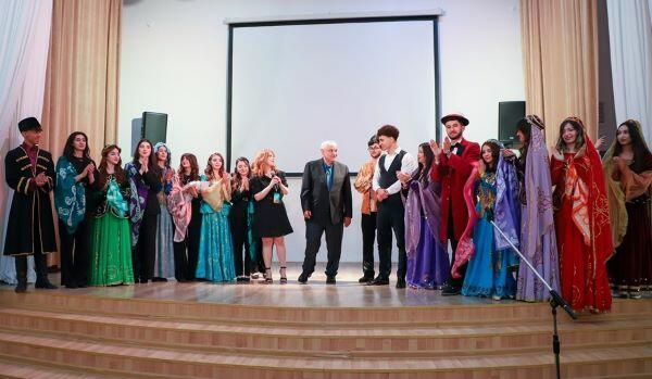 ADU tələbələri “Arşın mal alan” tamaşasını ingiliscə oynadılar